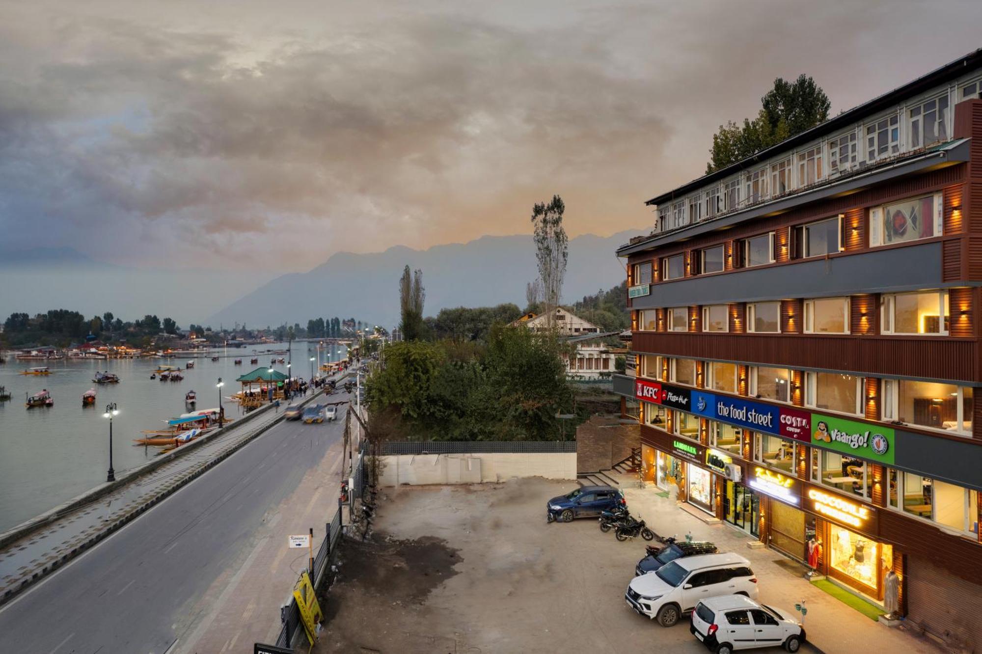 Hotel 11 Boulevard Srīnagar Exteriör bild